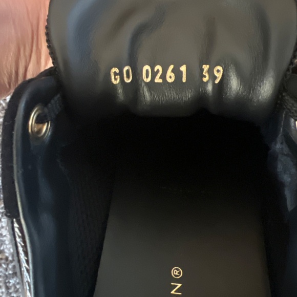Louis Vuitton Run way sneaker size 8.5 - Picture 4 of 4